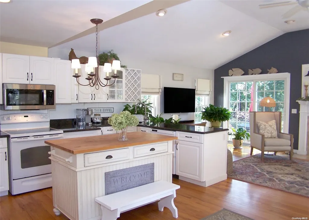 10 Clover Lane Brookhaven NY 11719
