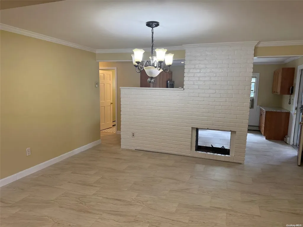 33 Ash Lane Hicksville NY 11801
