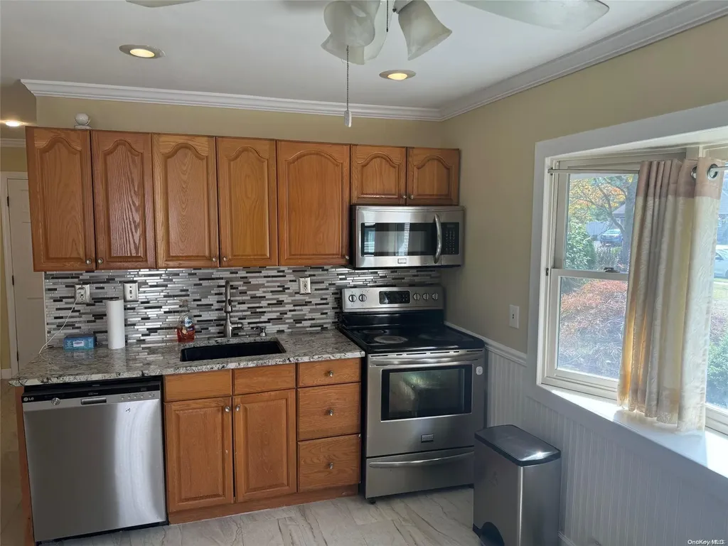 33 Ash Lane Hicksville NY 11801