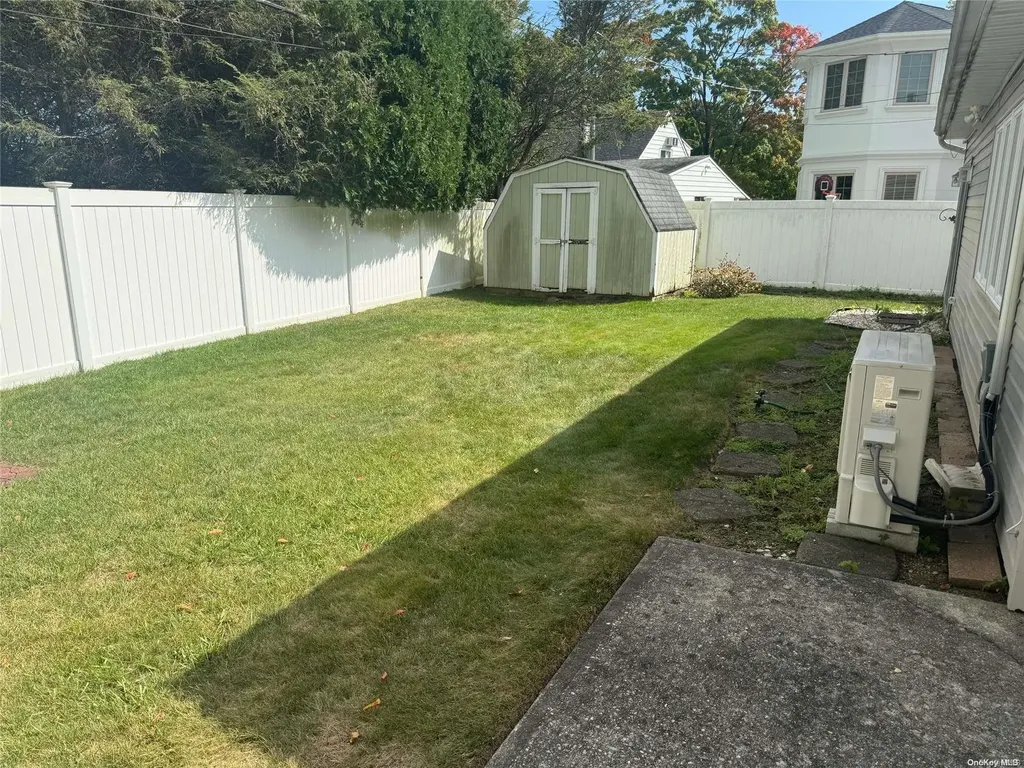 33 Ash Lane Hicksville NY 11801