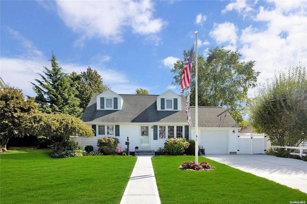 16 Oakley Place West Islip NY 11795