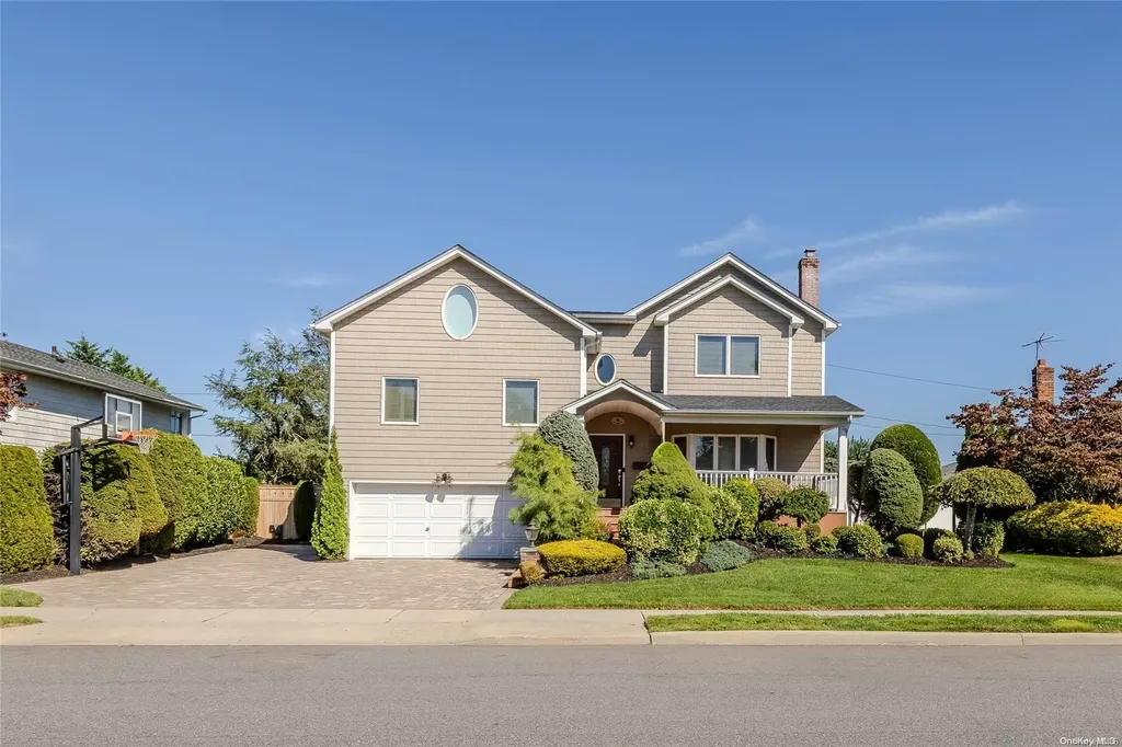14 Maplewood Drive Plainview NY 11803
