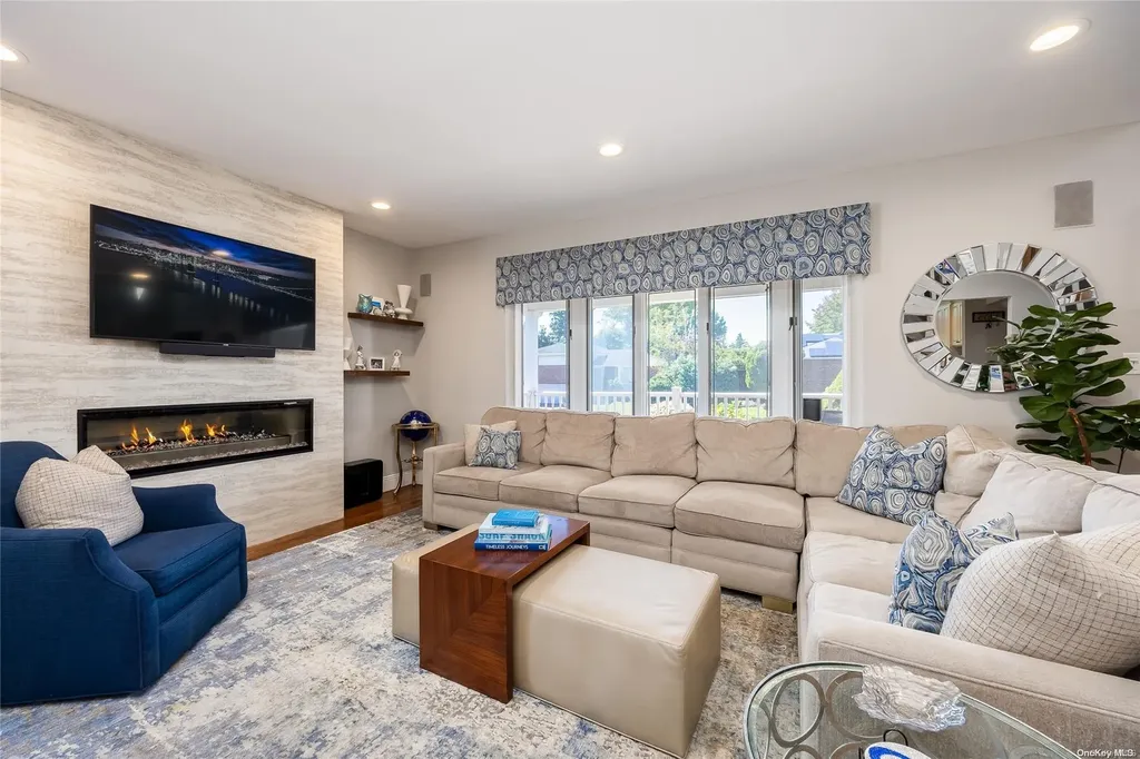 14 Maplewood Drive Plainview NY 11803