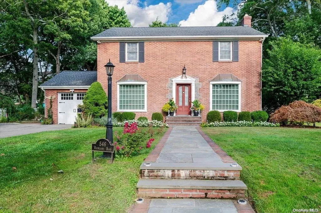 546 Richland Boulevard Brightwaters NY 11718