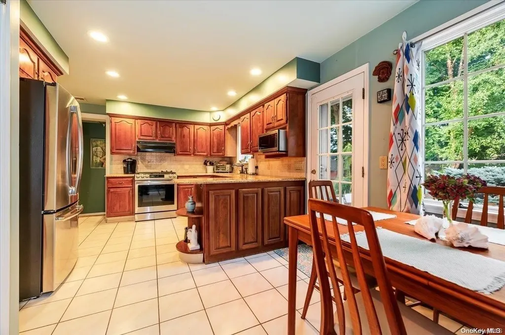 546 Richland Boulevard Brightwaters NY 11718