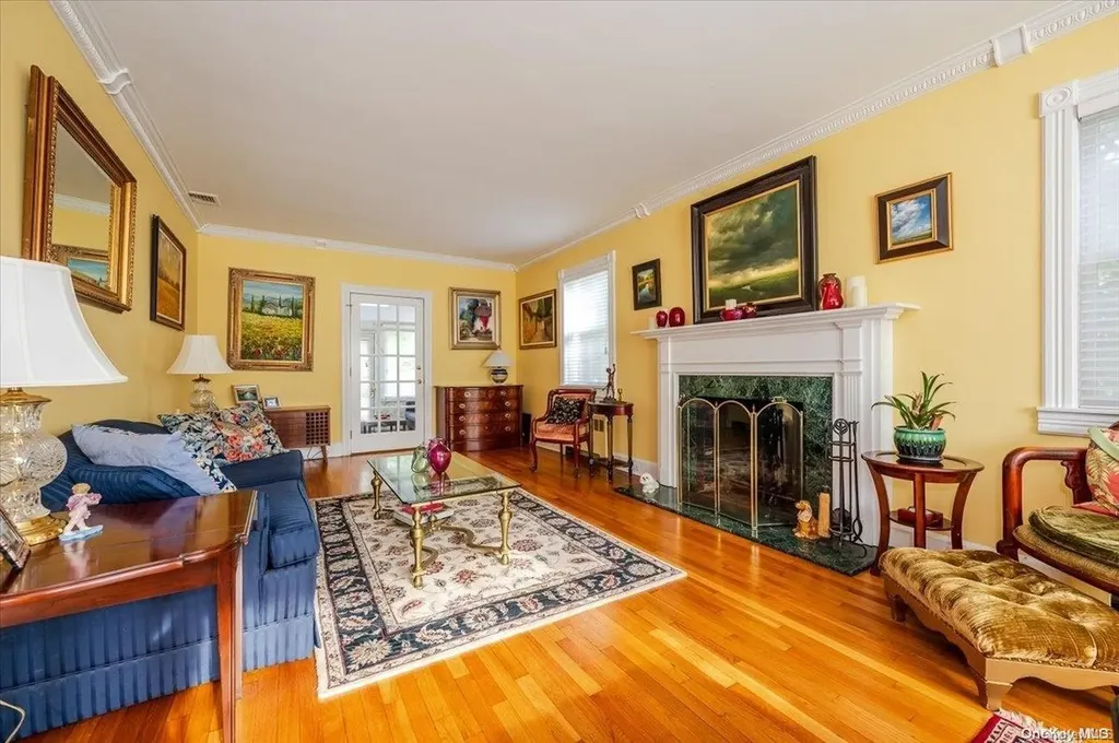546 Richland Boulevard Brightwaters NY 11718