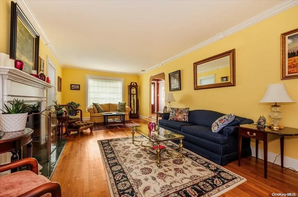 546 Richland Boulevard Brightwaters NY 11718