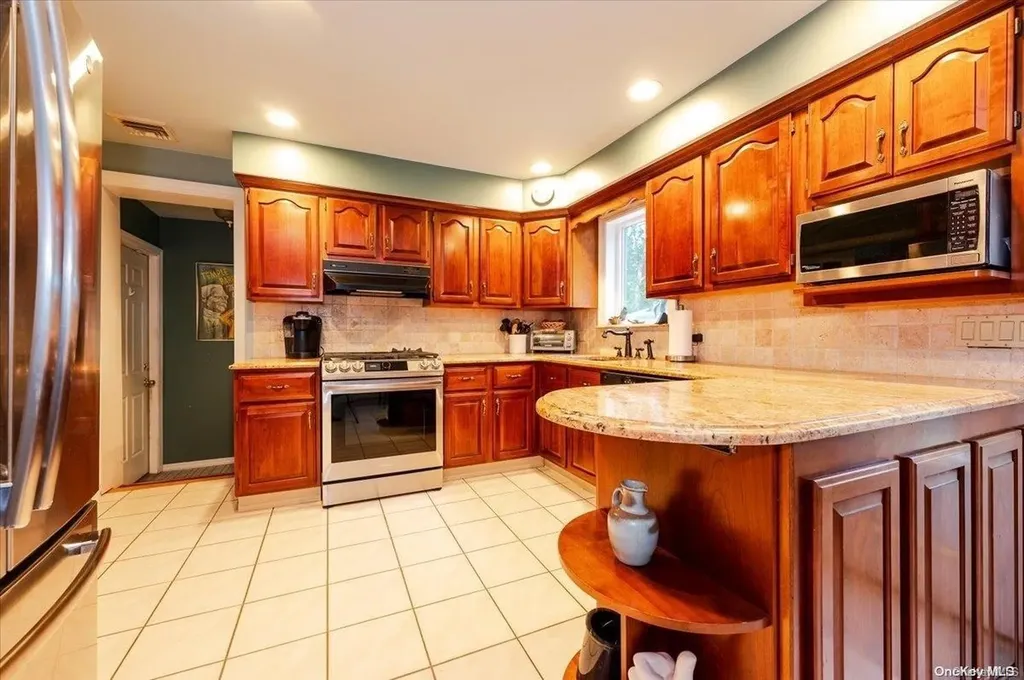 546 Richland Boulevard Brightwaters NY 11718