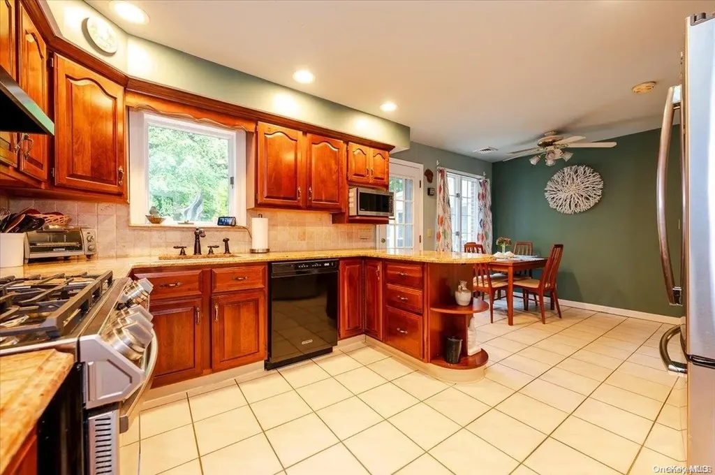546 Richland Boulevard Brightwaters NY 11718