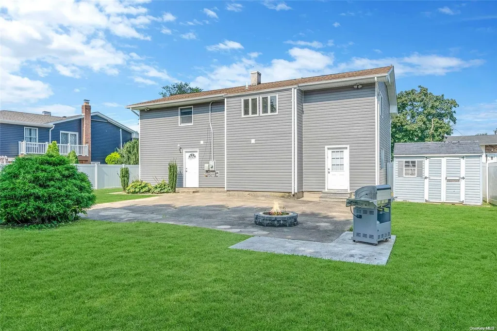18 Lehigh Drive Smithtown NY 11787