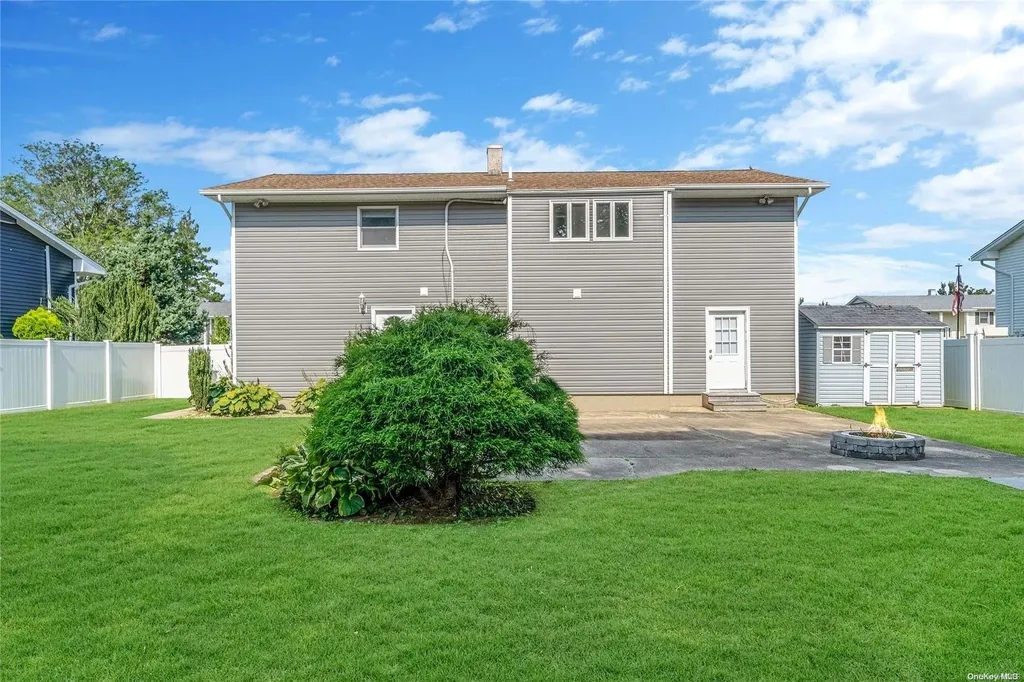 18 Lehigh Drive Smithtown NY 11787