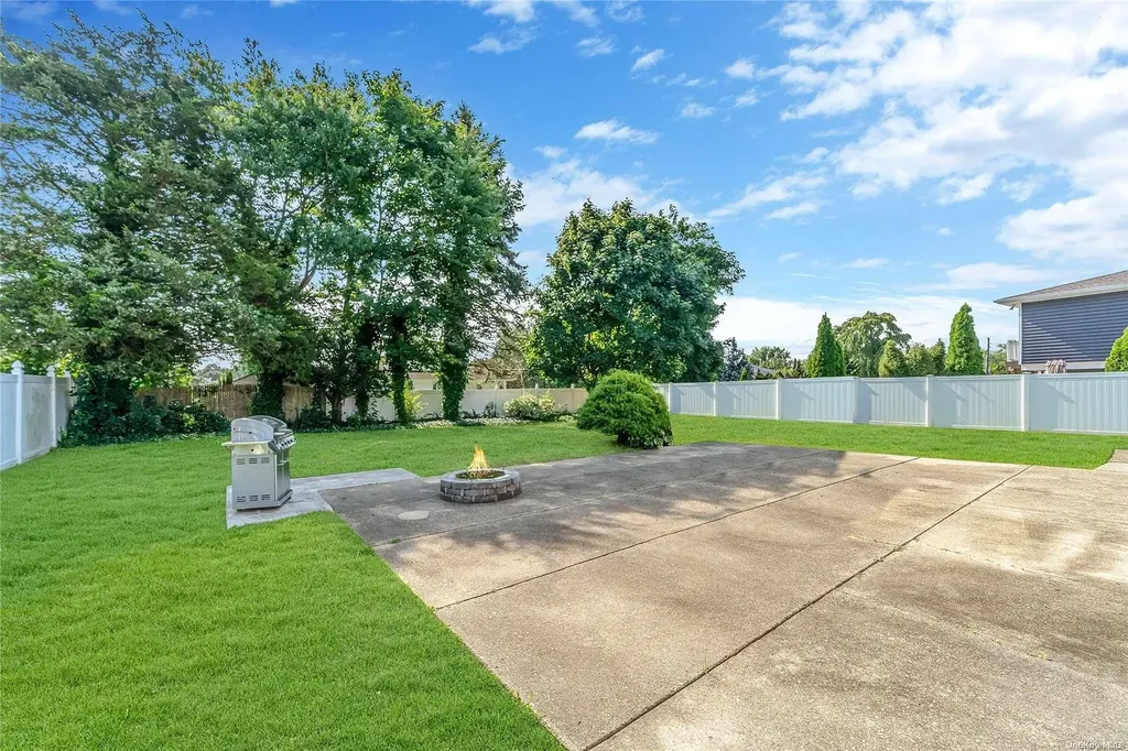 18 Lehigh Drive Smithtown NY 11787