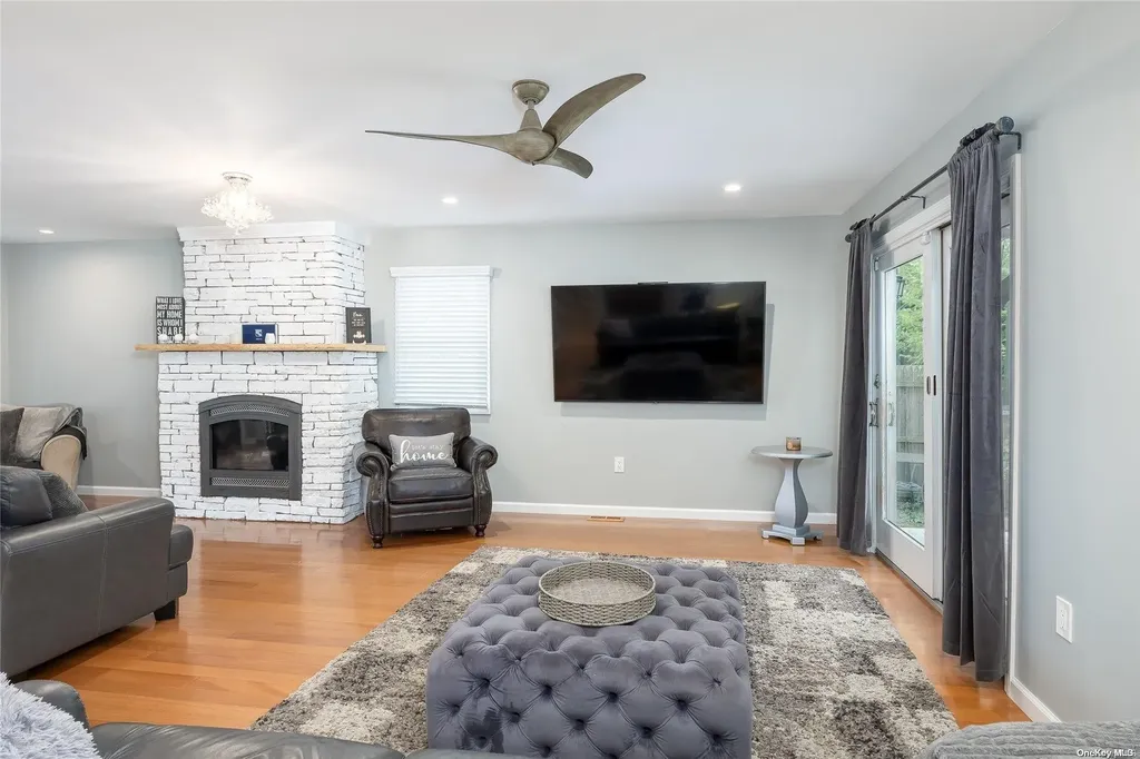 44 Gladstone Avenue West Islip NY 11795