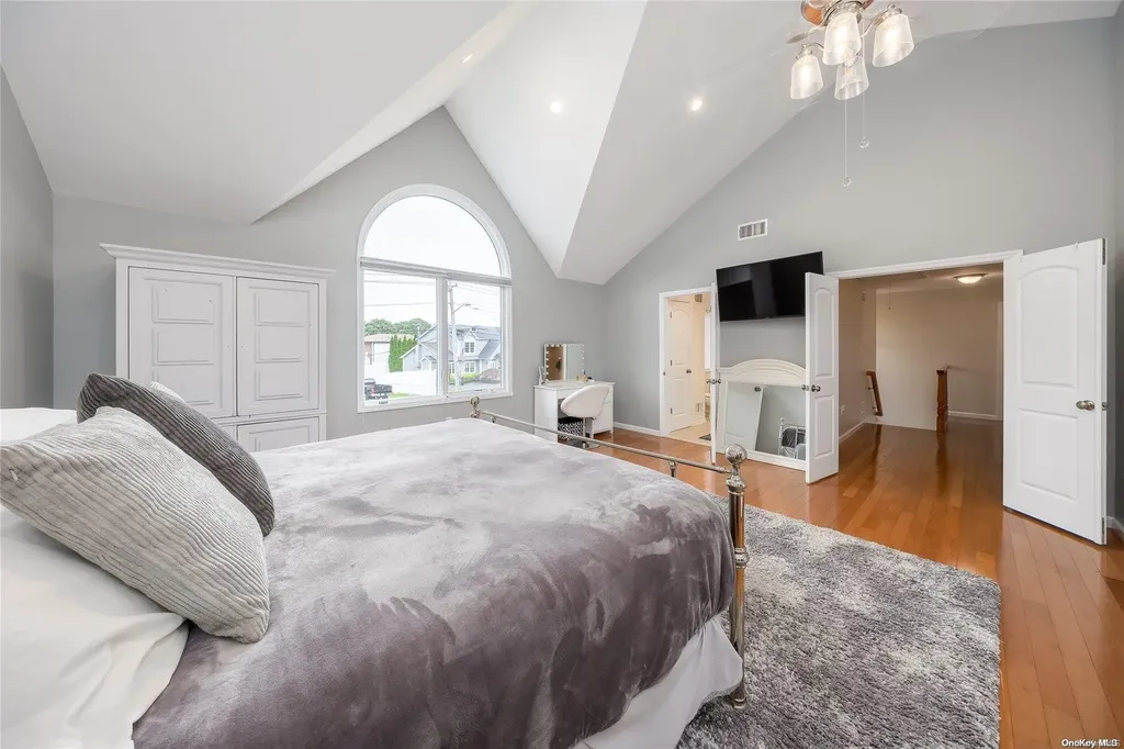 44 Gladstone Avenue West Islip NY 11795