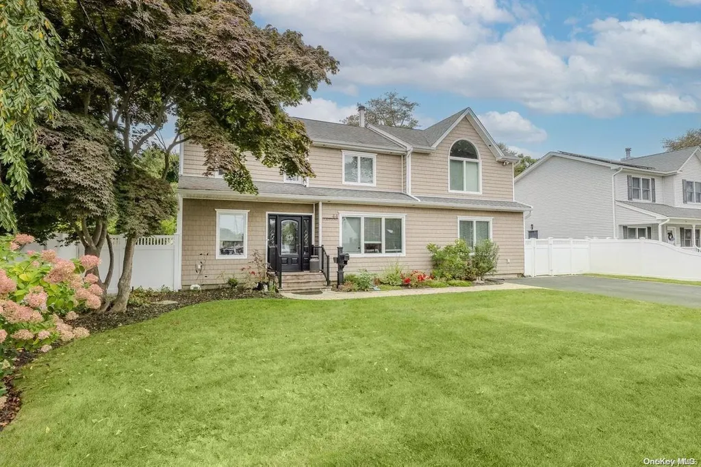 44 Gladstone Avenue West Islip NY 11795