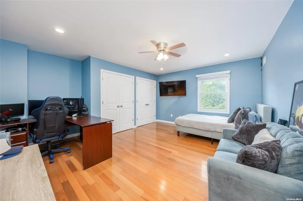 44 Gladstone Avenue West Islip NY 11795