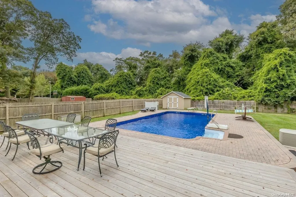 44 Gladstone Avenue West Islip NY 11795