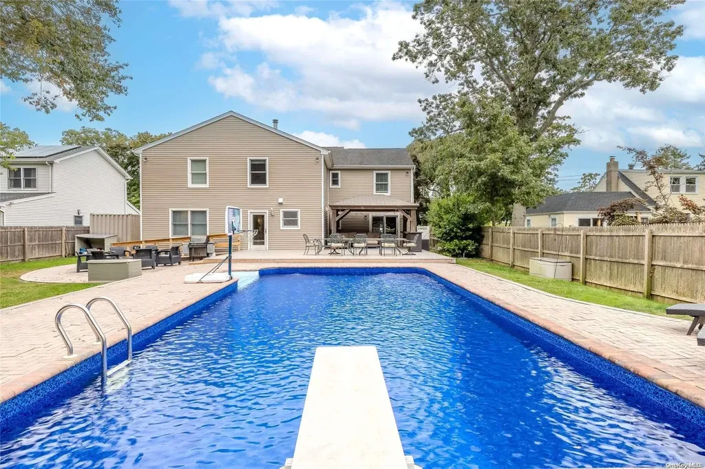 44 Gladstone Avenue West Islip NY 11795