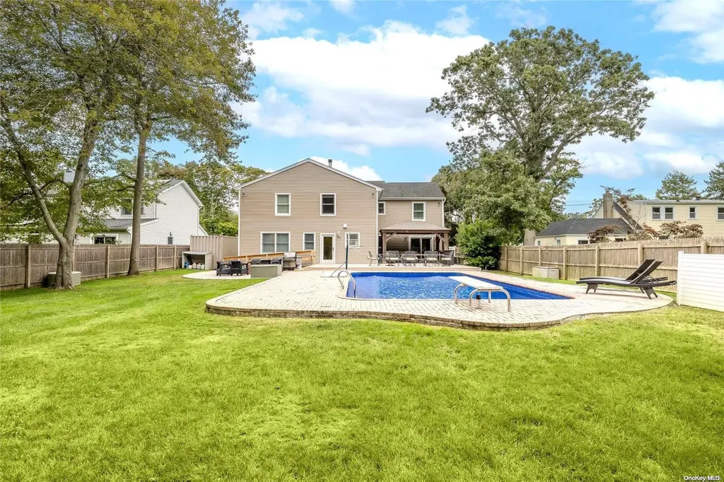 44 Gladstone Avenue West Islip NY 11795