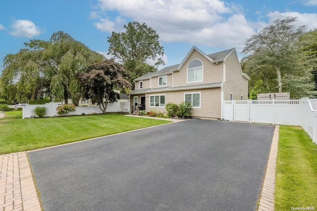 44 Gladstone Avenue West Islip NY 11795