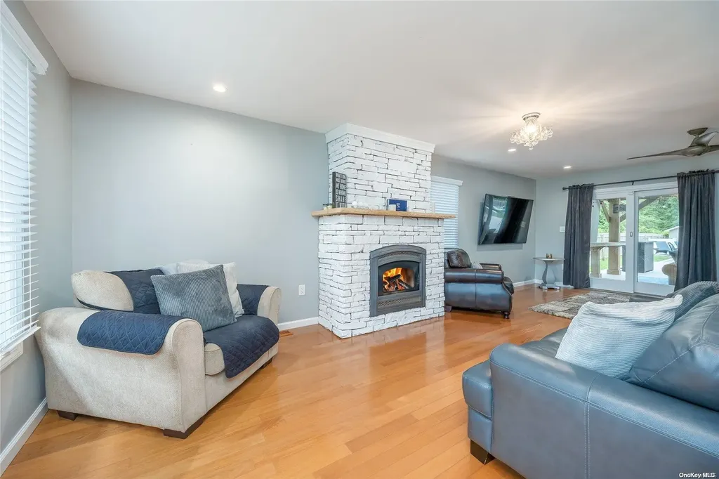 44 Gladstone Avenue West Islip NY 11795