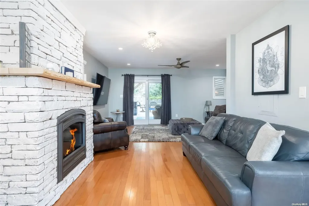 44 Gladstone Avenue West Islip NY 11795