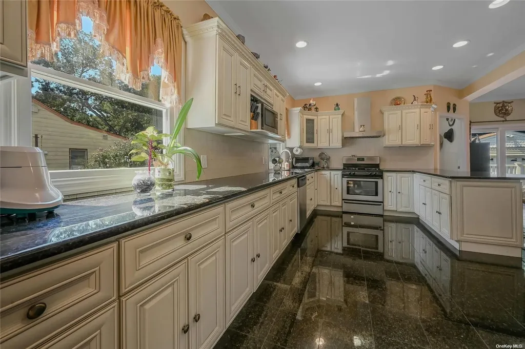 984 Baldwin Path Dix Hills NY 11746