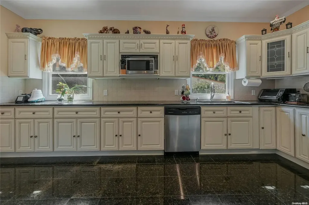 984 Baldwin Path Dix Hills NY 11746