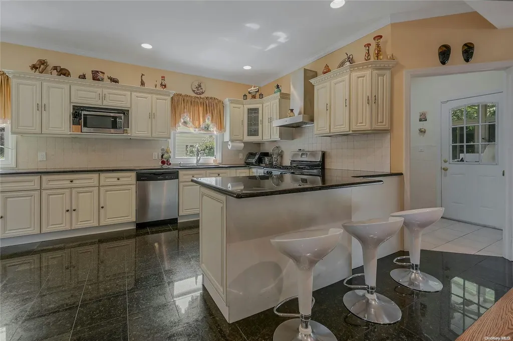 984 Baldwin Path Dix Hills NY 11746