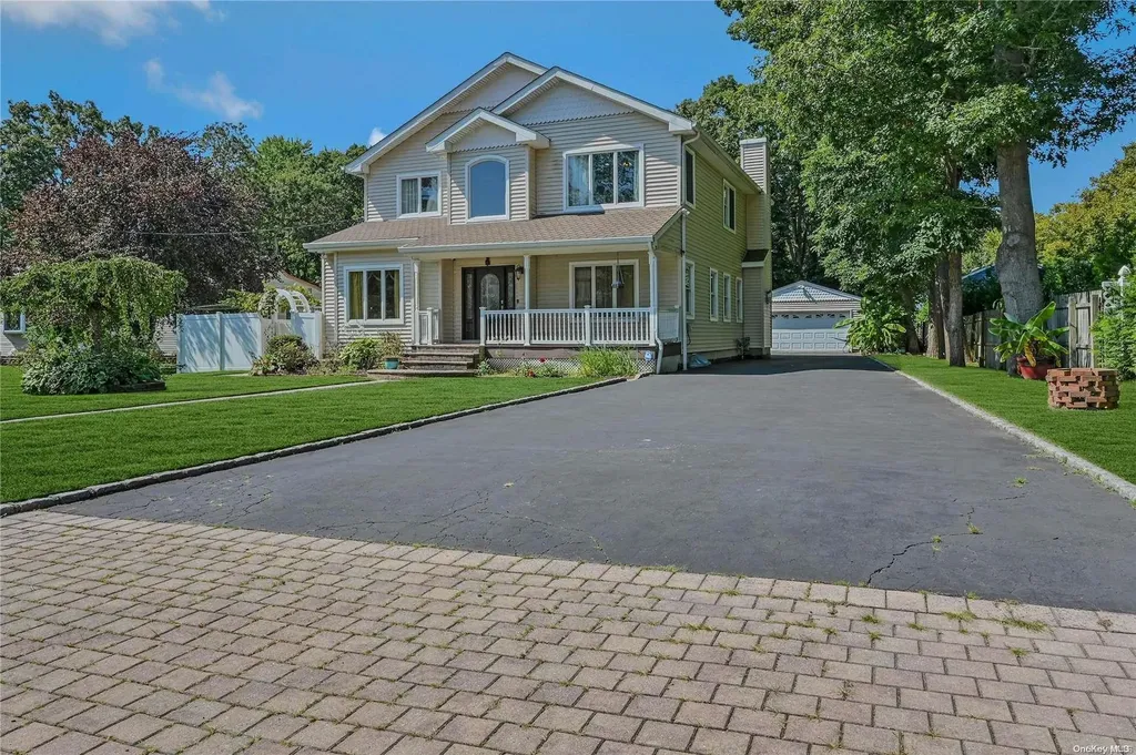 984 Baldwin Path Dix Hills NY 11746