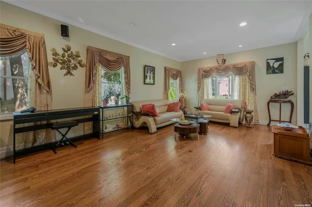 984 Baldwin Path Dix Hills NY 11746
