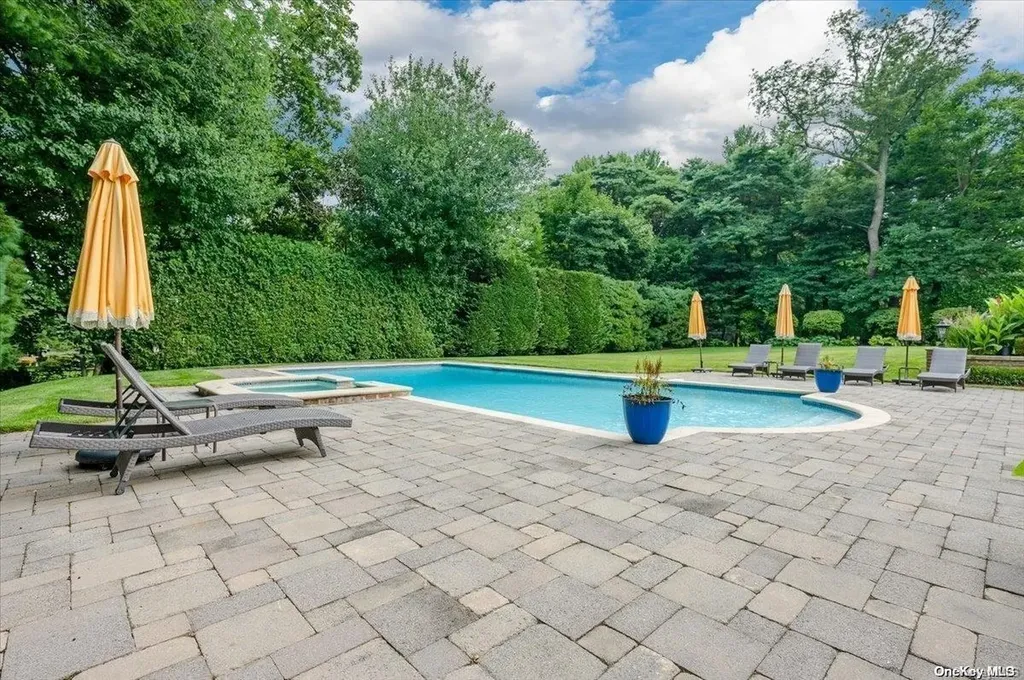 167 Kings Point Road Great Neck NY 11024