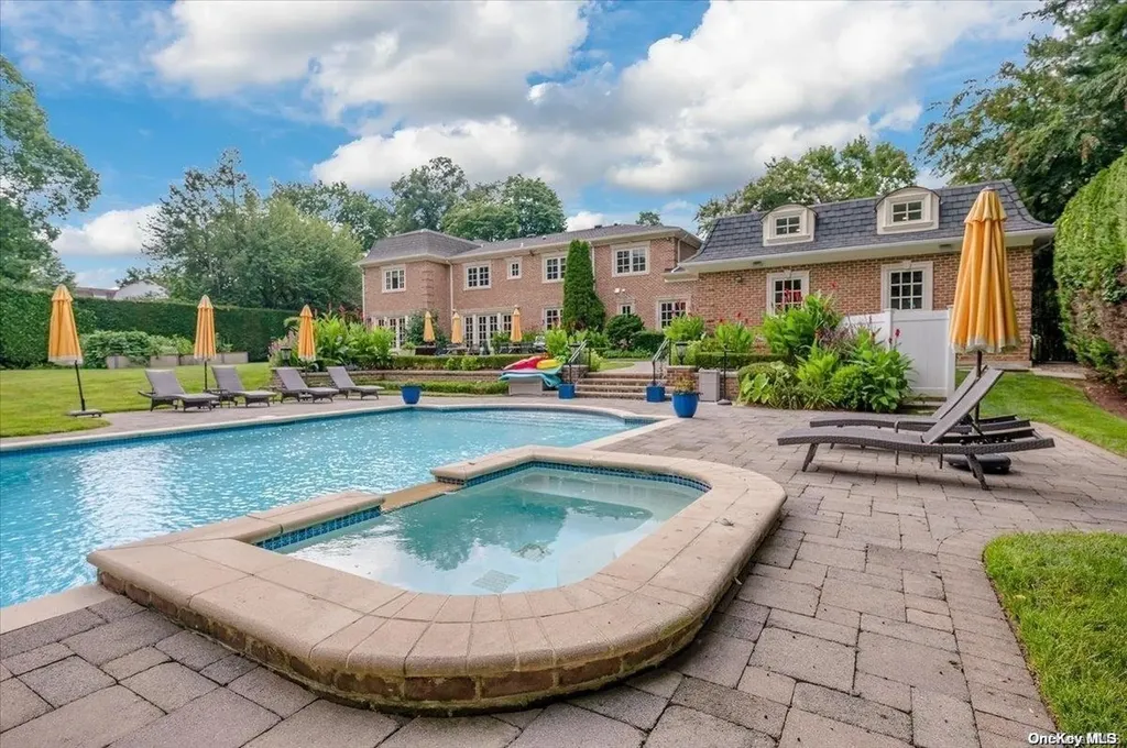 167 Kings Point Road Great Neck NY 11024