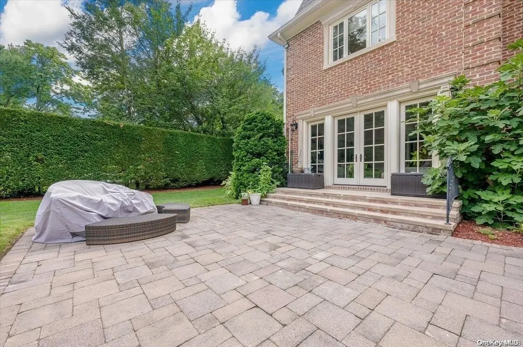 167 Kings Point Road Great Neck NY 11024