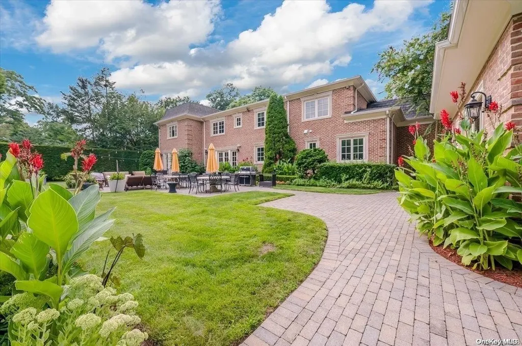 167 Kings Point Road Great Neck NY 11024