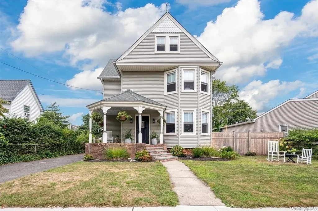 199 Raymond Street Islip NY 11751