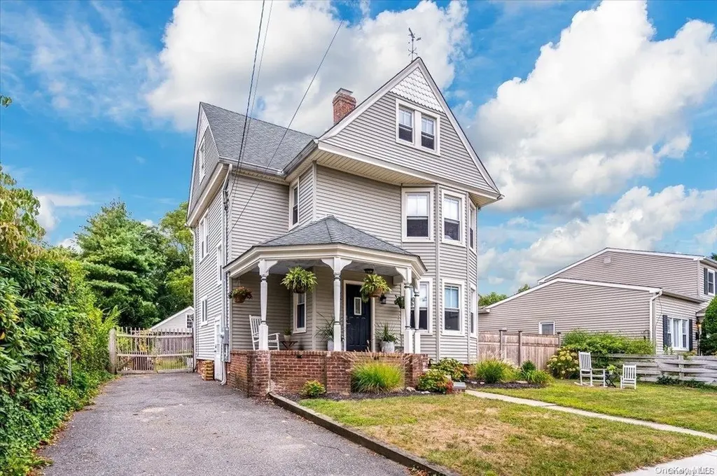 199 Raymond Street Islip NY 11751