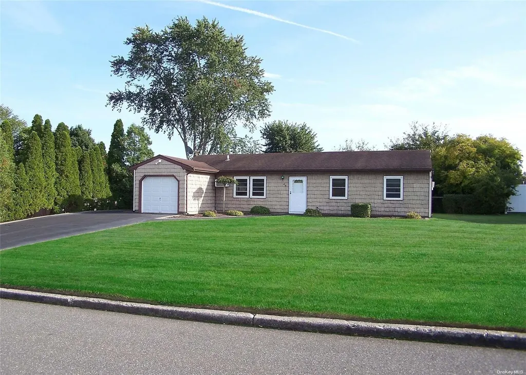 44 Drake Avenue Bellport NY 11713