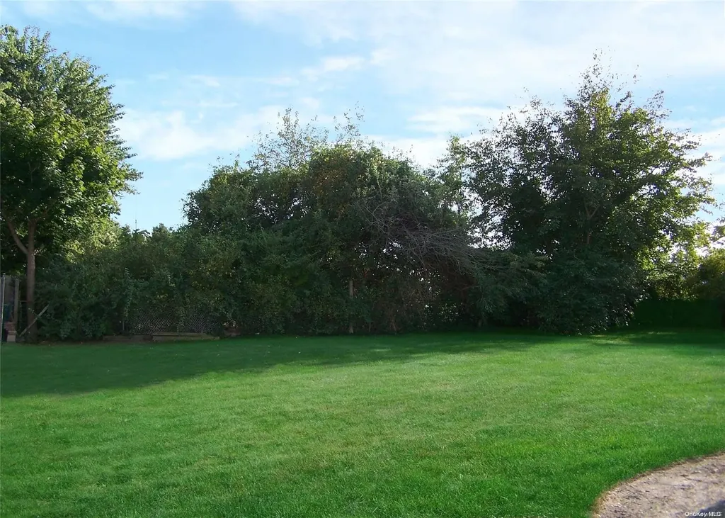44 Drake Avenue Bellport NY 11713