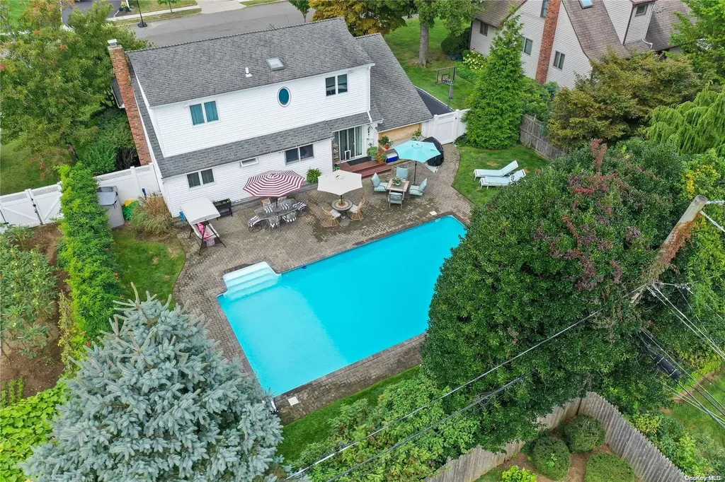 11 Parkview Drive Commack NY 11725