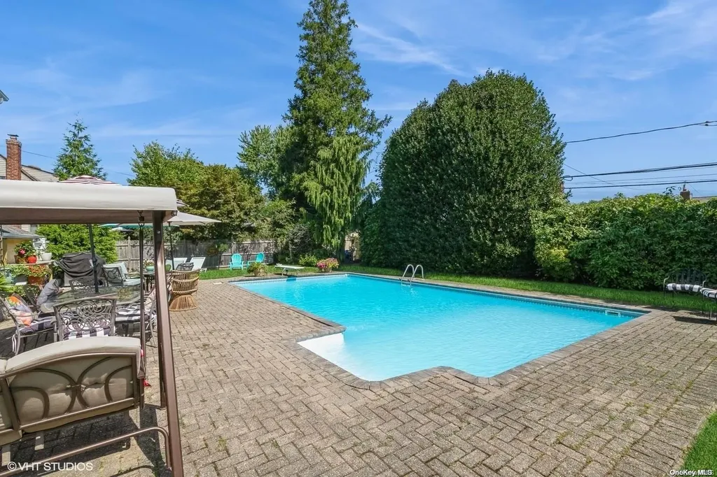 11 Parkview Drive Commack NY 11725