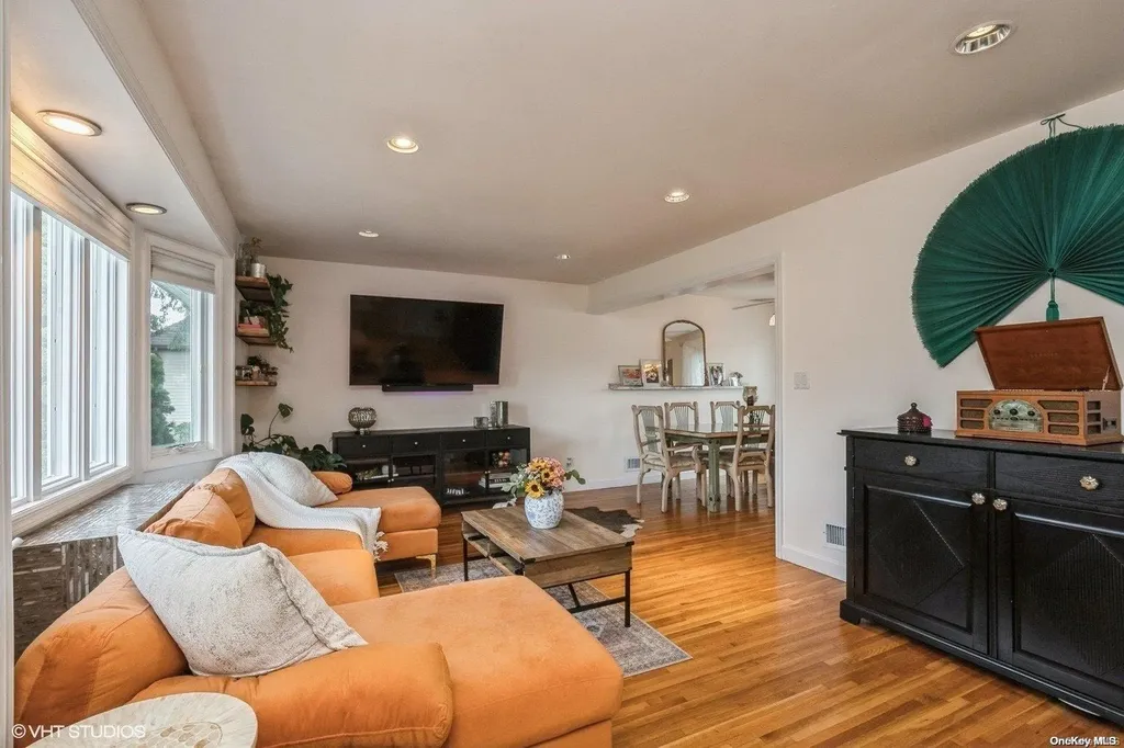11 Parkview Drive Commack NY 11725