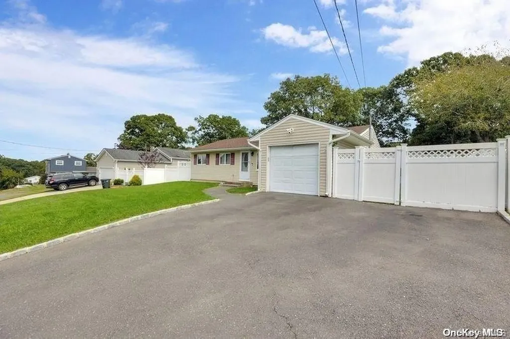 49 Janice Lane Selden NY 11784