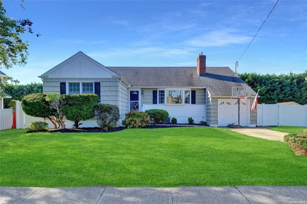29 Hampton Boulevard Massapequa NY 11758