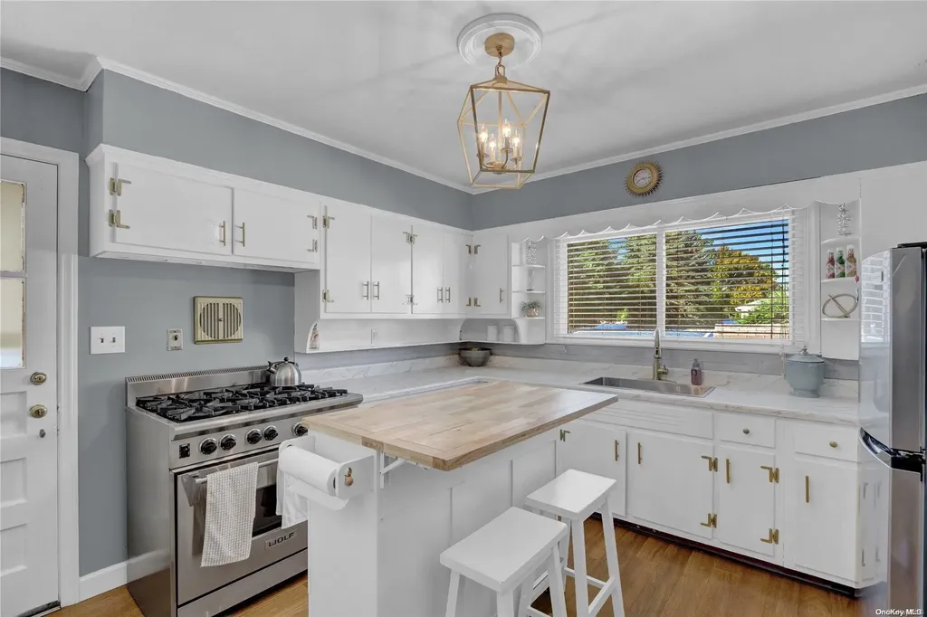 29 Hampton Boulevard Massapequa NY 11758