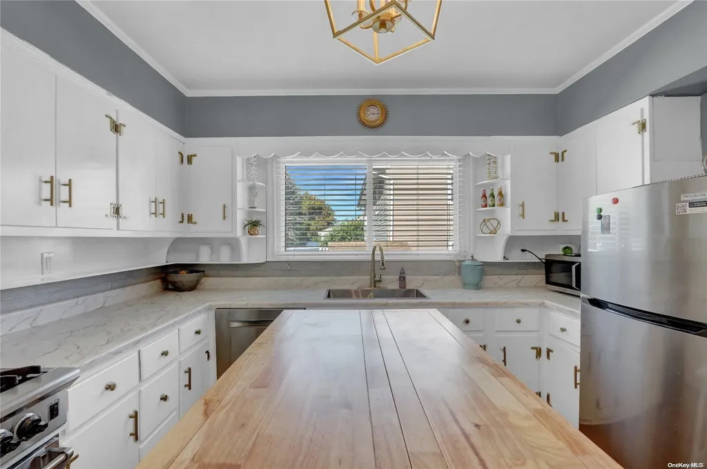 29 Hampton Boulevard Massapequa NY 11758