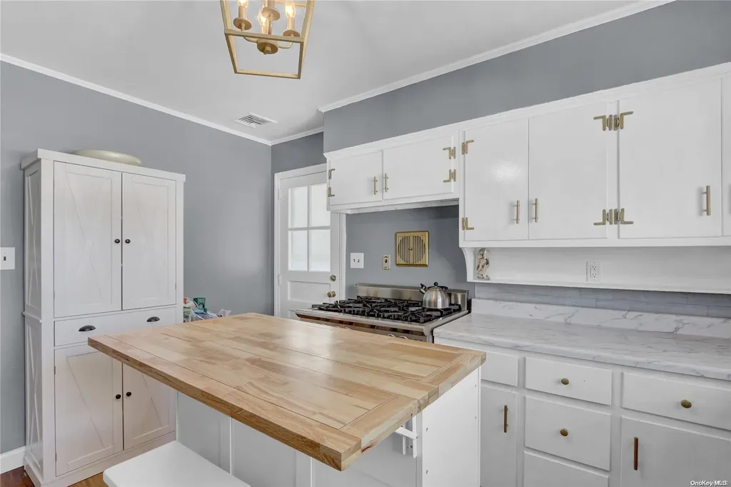 29 Hampton Boulevard Massapequa NY 11758
