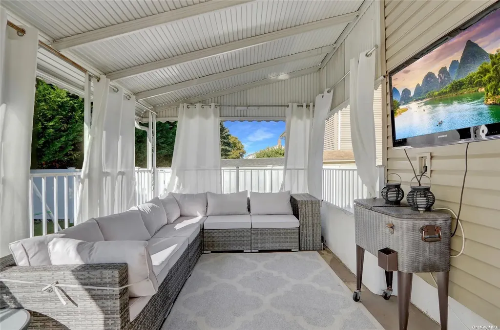 29 Hampton Boulevard Massapequa NY 11758