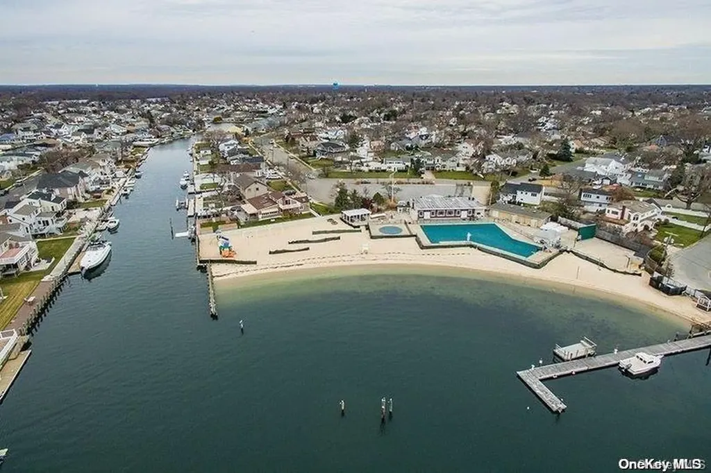 29 Hampton Boulevard Massapequa NY 11758