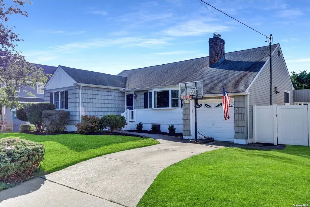 29 Hampton Boulevard Massapequa NY 11758